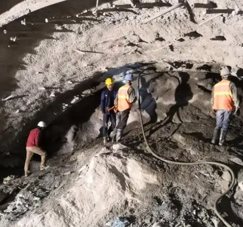 吊罗山乡隧道拱顶带模注浆料，微膨胀注浆料的特点及施工工艺